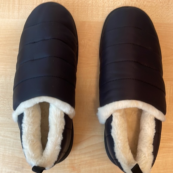 Vionic Tranquil Black Quilted Nylon Shearling Lined Slipper - New - Picture 3 of 9